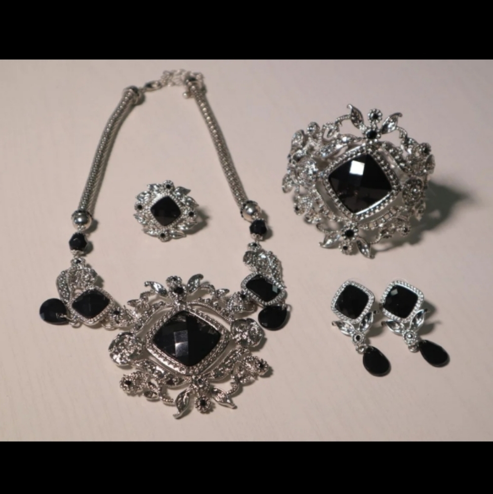 Beautiful necklace set